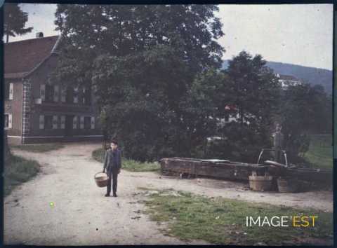 Enfant près d'un abreuvoir (Thannenkirch)